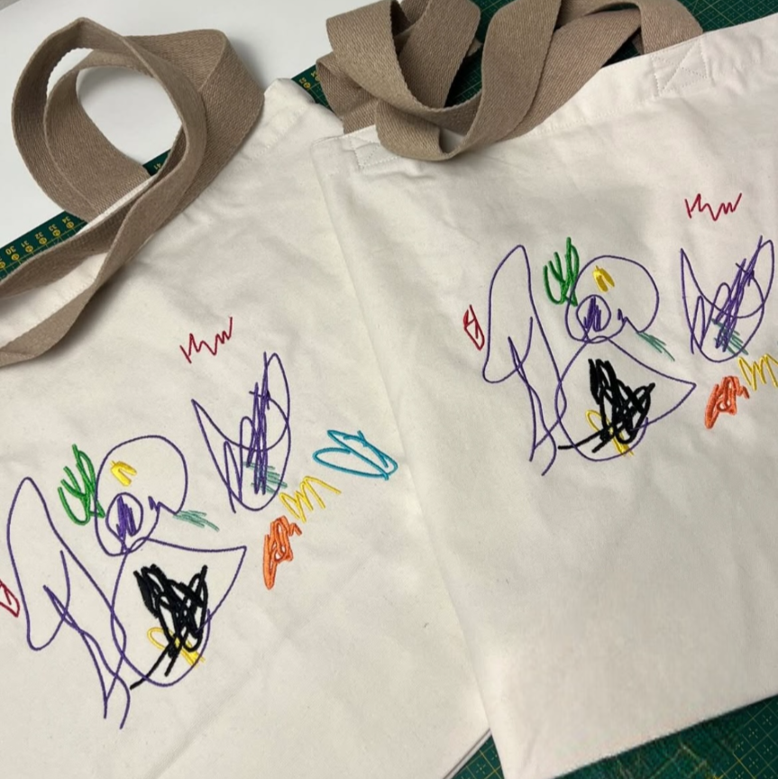 Erinnerungsstück mit Kinderzeichnung – individuell bestickt auf Anfrage