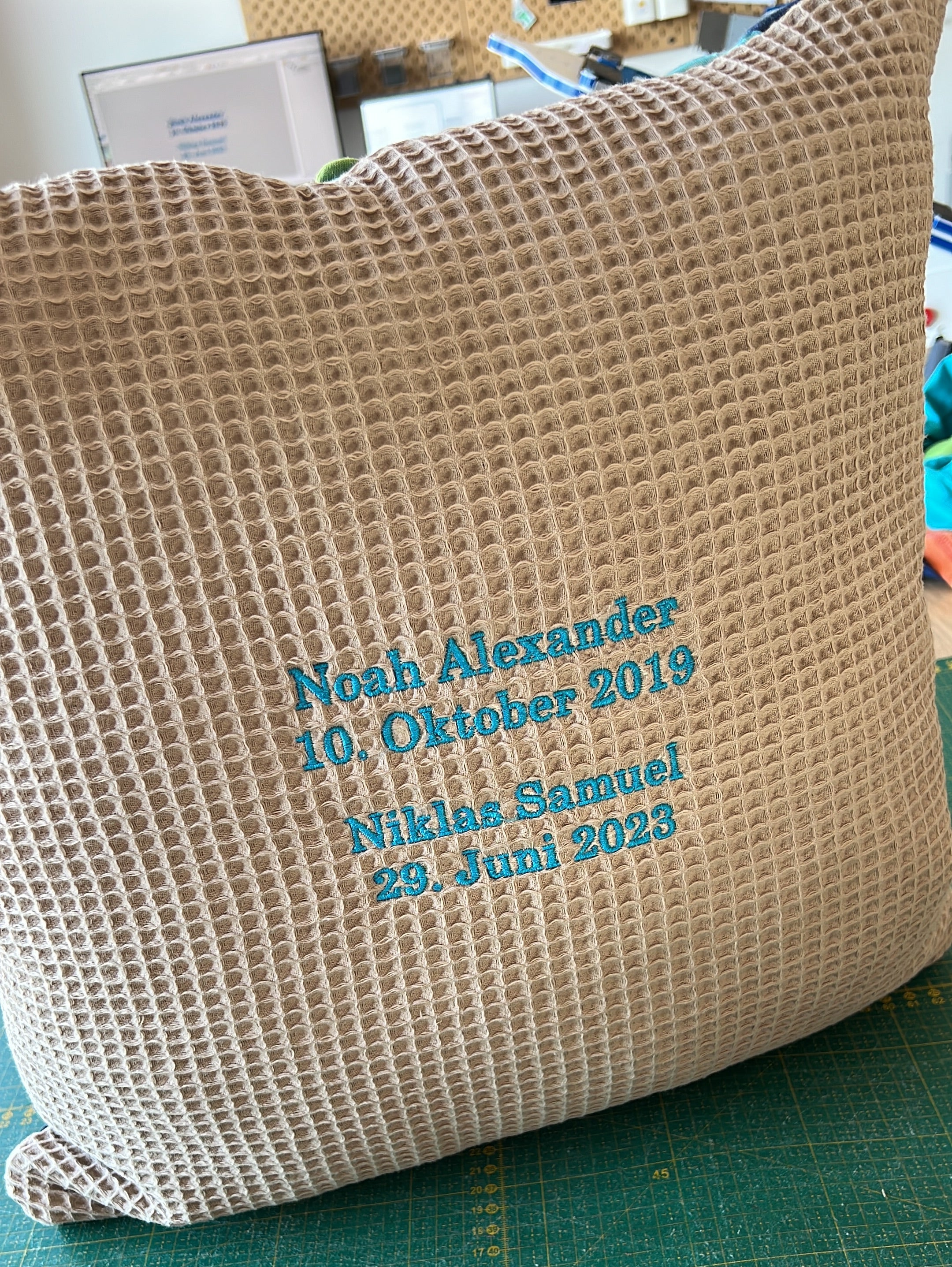 Patchworkkissen aus Babykleidung - Größe 40x40 cm