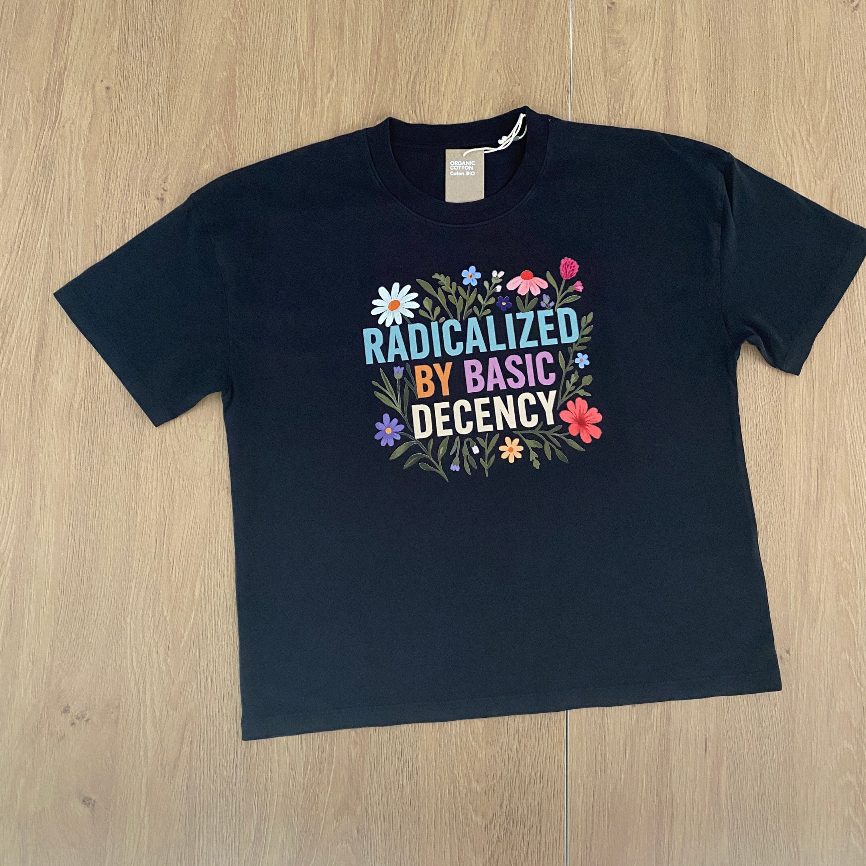 Radicalized by Basic Decency – T-Shirt aus Bio-Baumwolle