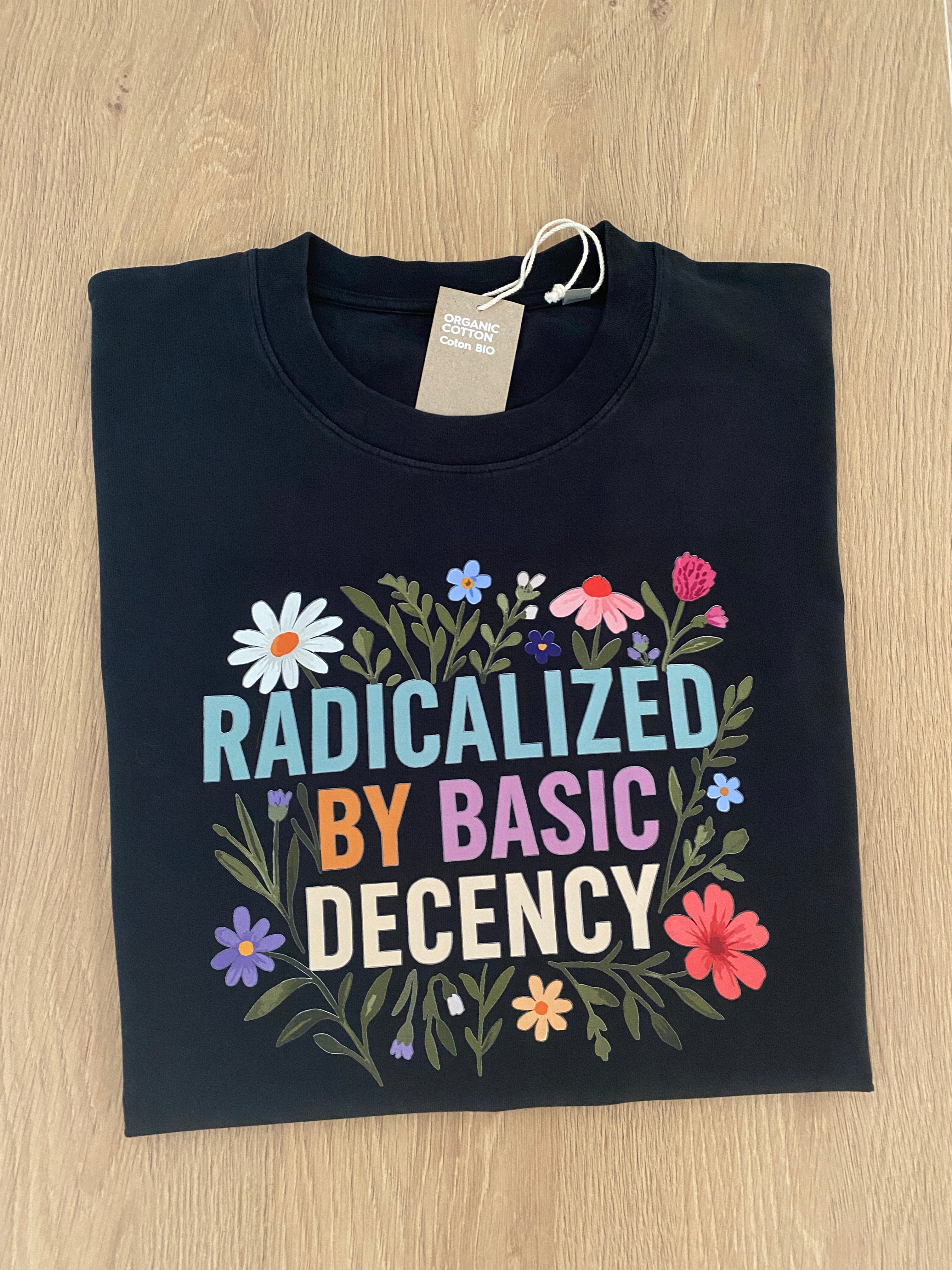 Radicalized by Basic Decency – T-Shirt aus Bio-Baumwolle