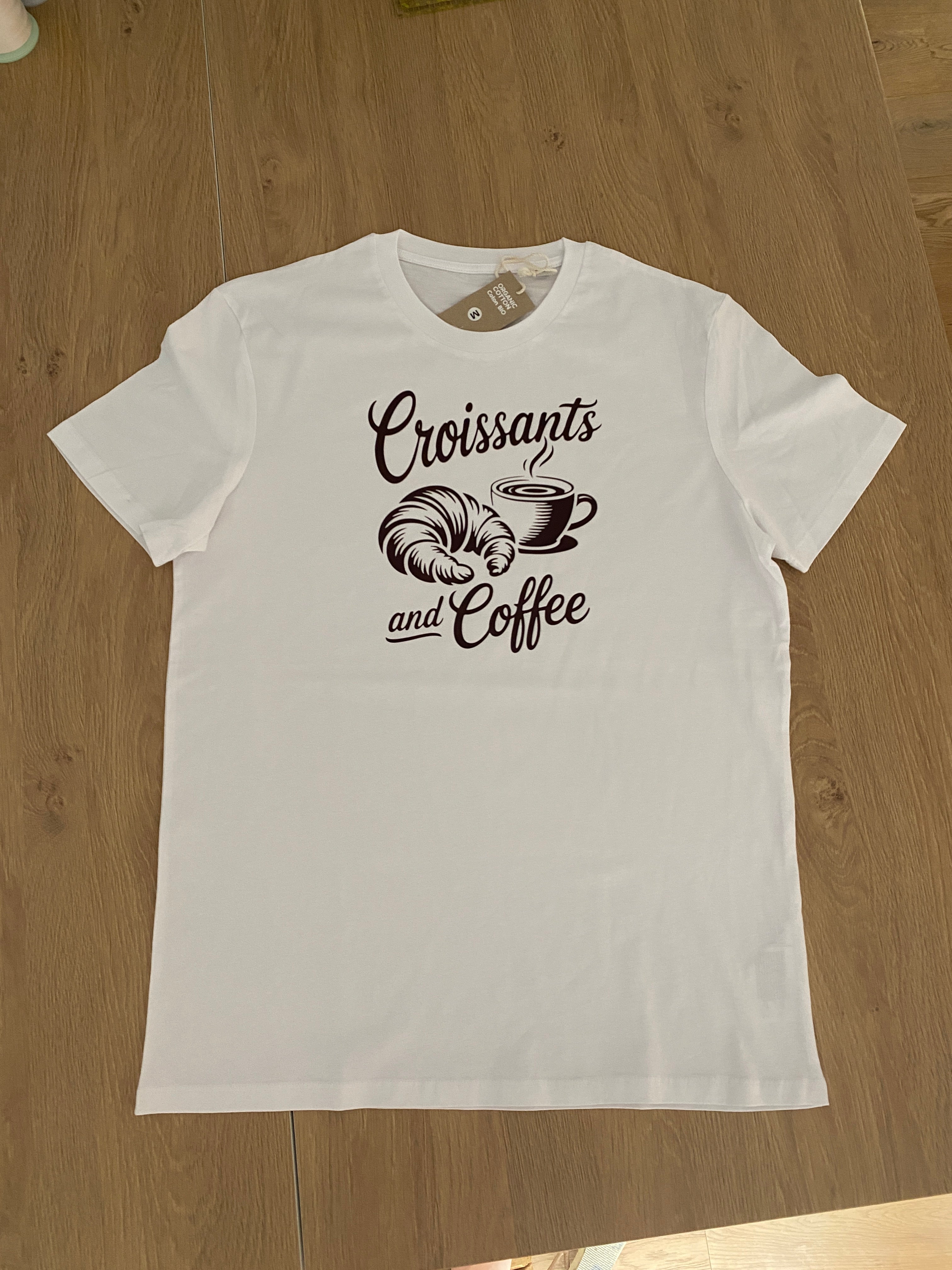 Croissants and Coffee – T-Shirt aus Bio-Baumwolle