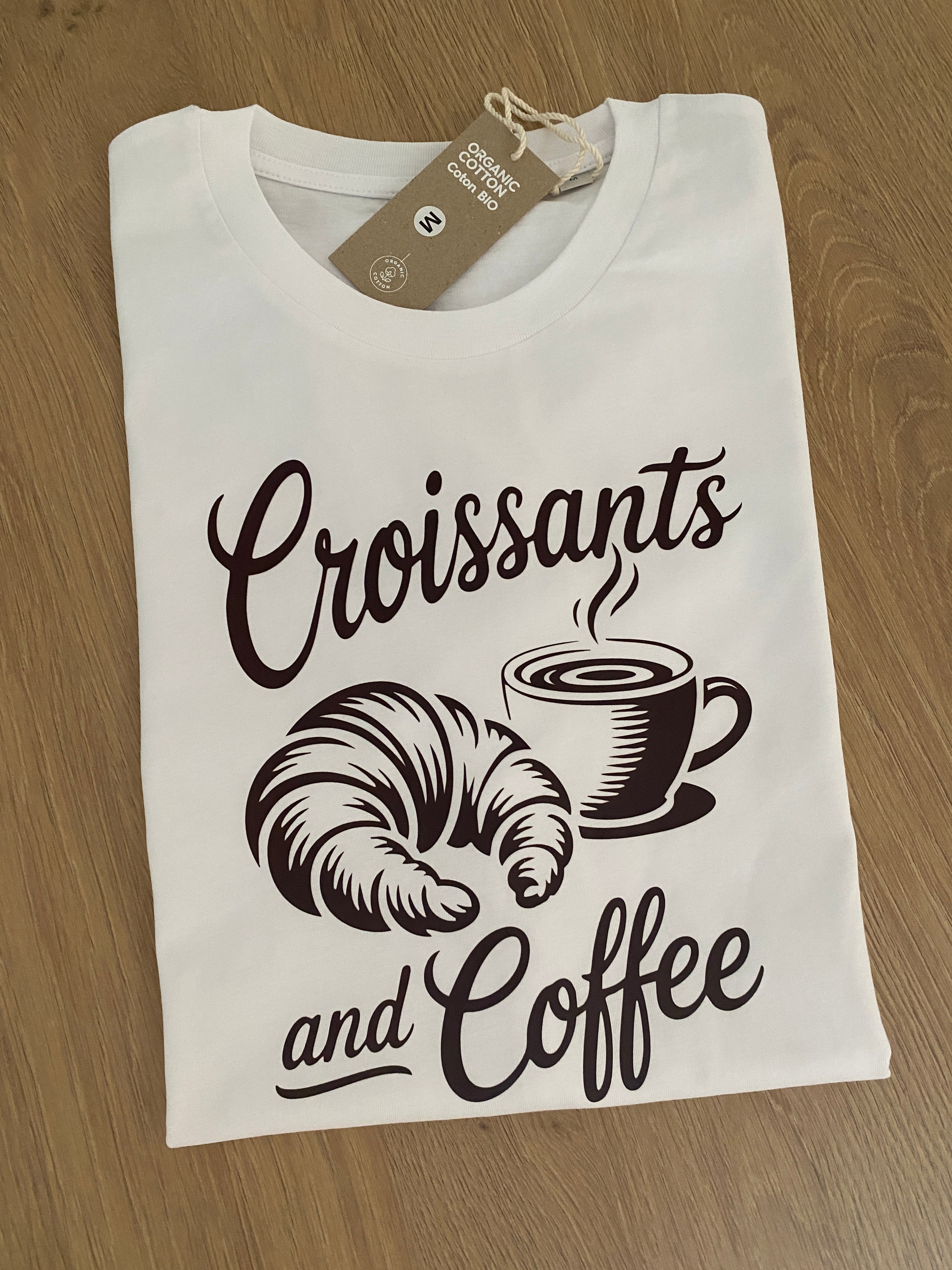 Croissants and Coffee – T-Shirt aus Bio-Baumwolle