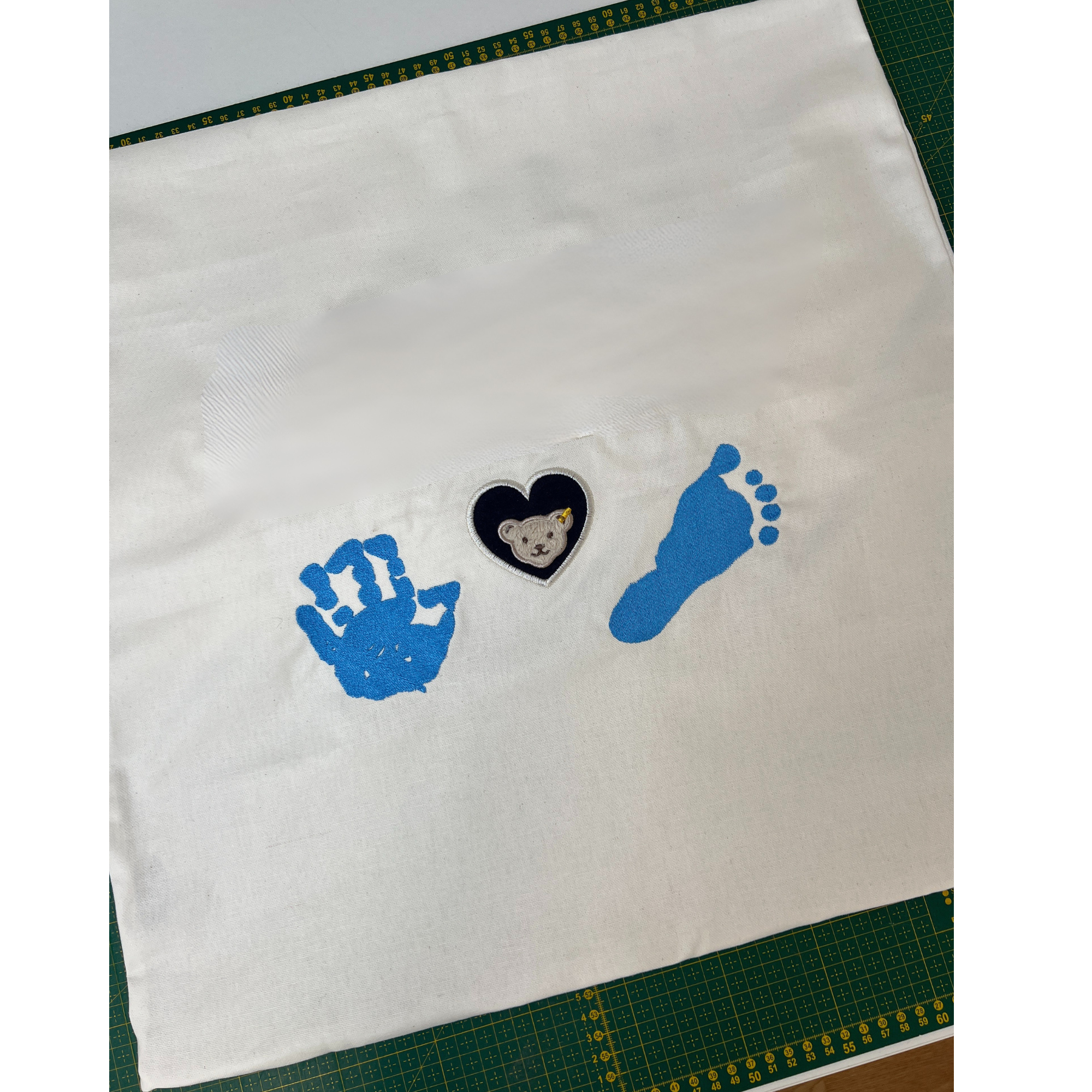 Erinnerungsstück - Bestickt mit Original Hand- oder Fußabdruck