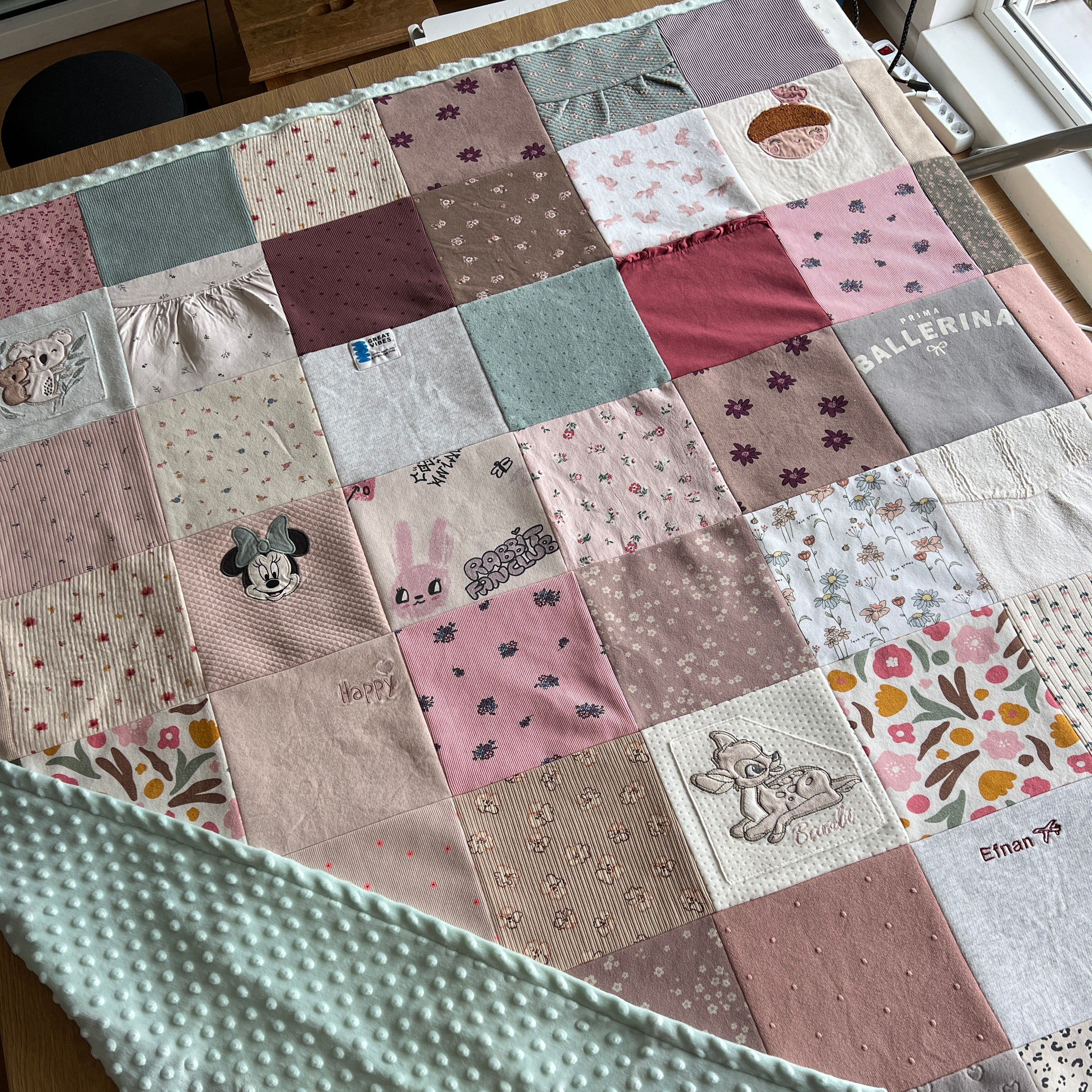 Patchworkdecke aus Babykleidung – Dein Erinnerungsstück zum Einkuscheln