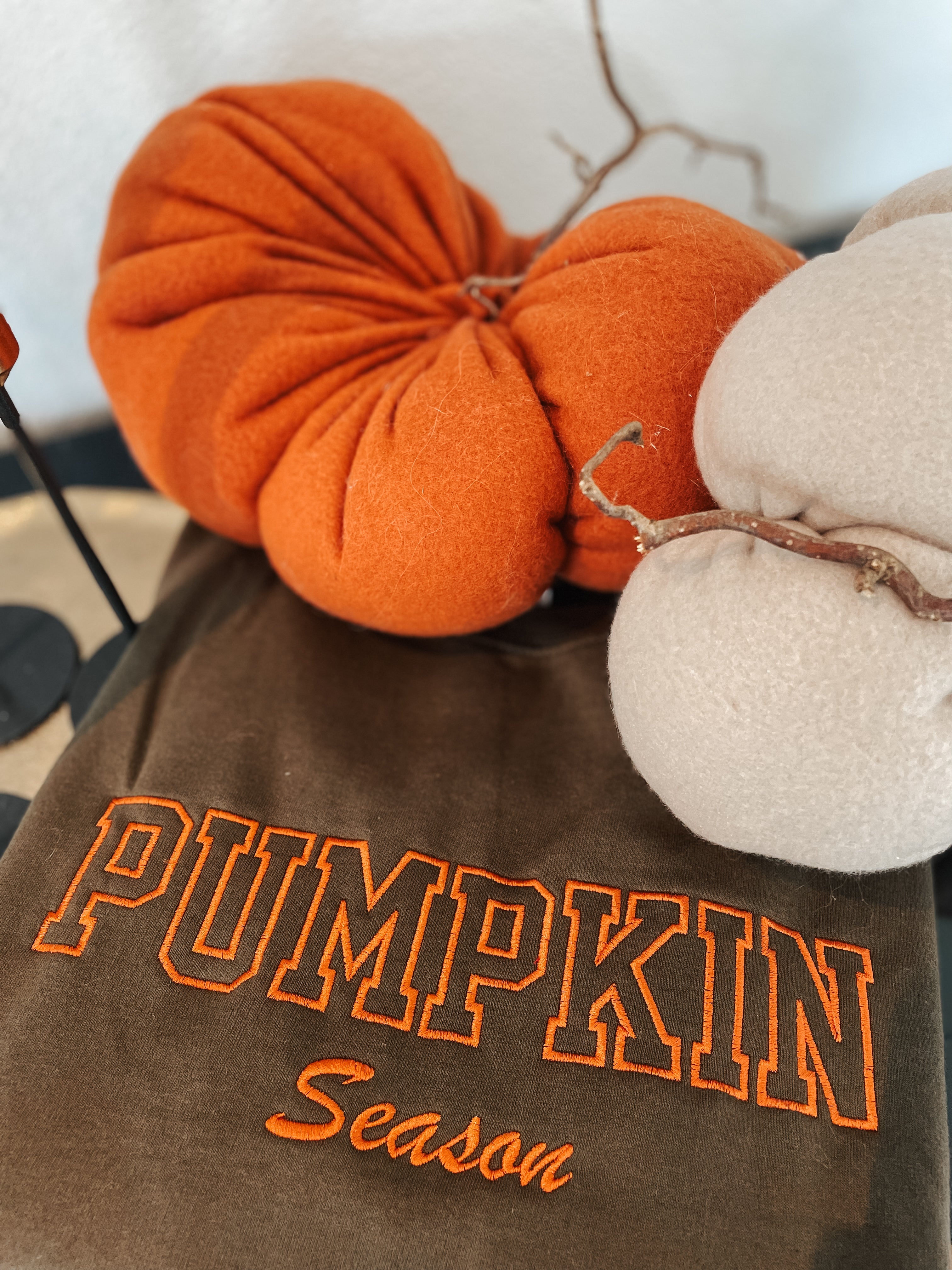 Khaki Herbstpullover mit orangener "Pumpkin"-Schrift – Cozy Fall Sweater, Oversized Kürbispullover, Perfekt für Herbstmode Damen