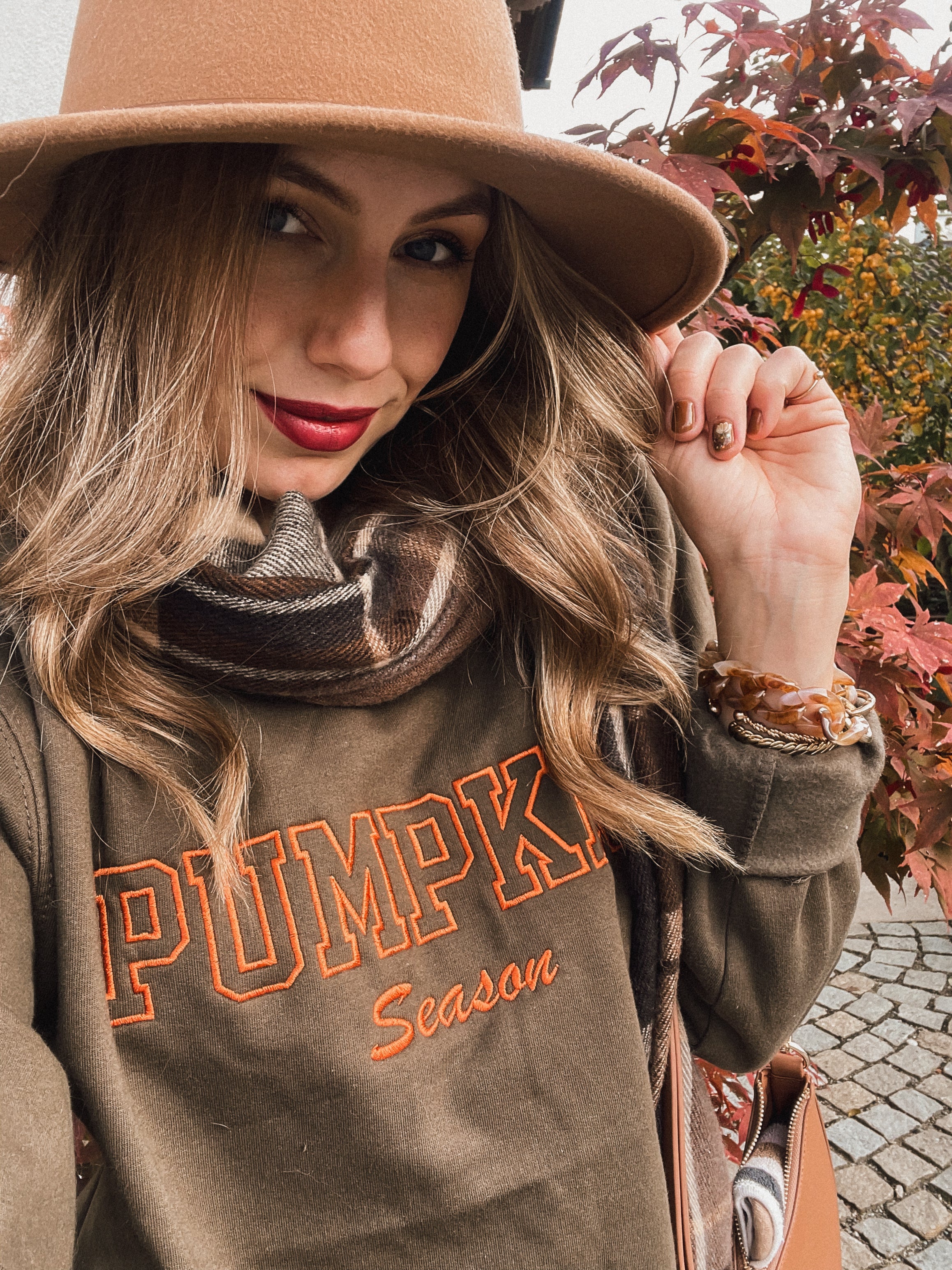 Khaki Herbstpullover mit orangener "Pumpkin"-Schrift – Cozy Fall Sweater, Oversized Kürbispullover, Perfekt für Herbstmode Damen