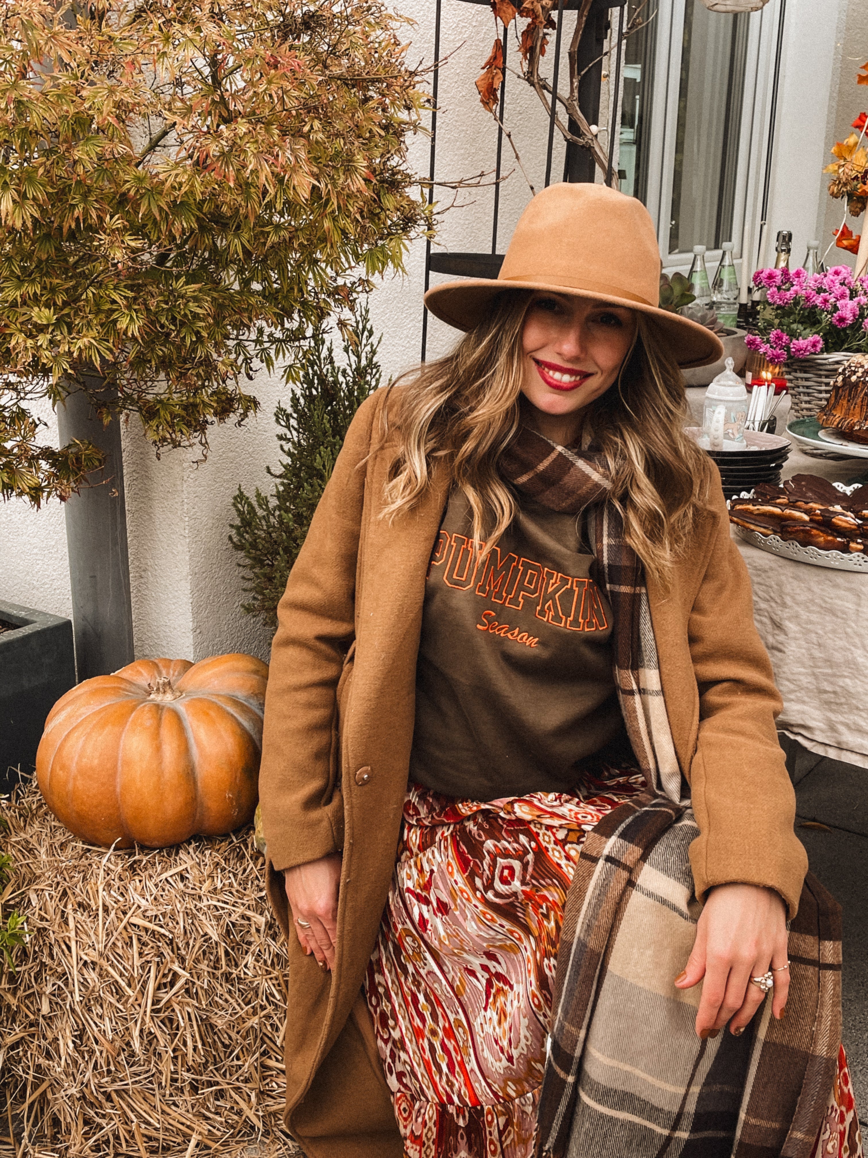 Khaki Herbstpullover mit orangener "Pumpkin"-Schrift – Cozy Fall Sweater, Oversized Kürbispullover, Perfekt für Herbstmode Damen