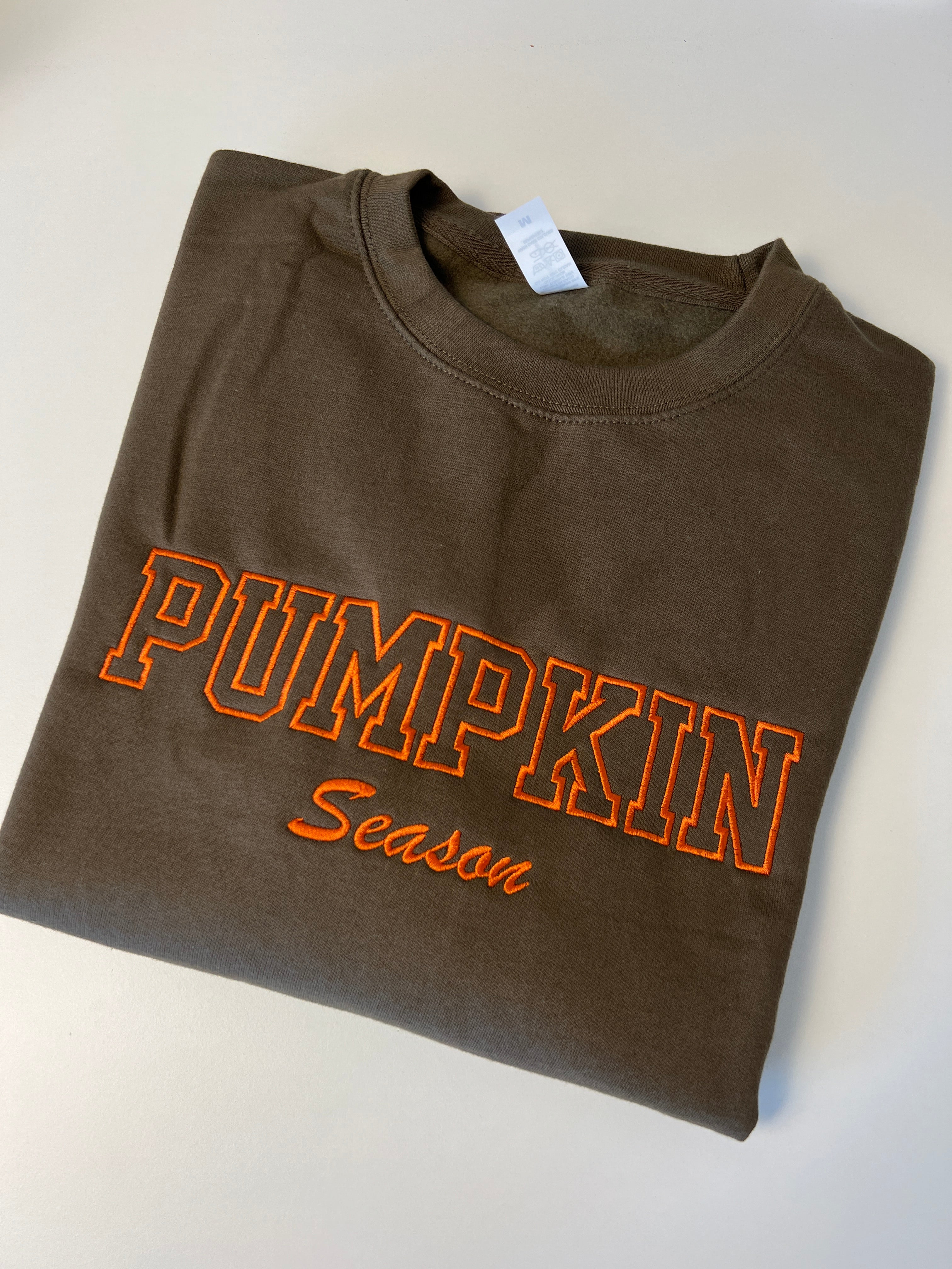Khaki Herbstpullover mit orangener "Pumpkin"-Schrift – Cozy Fall Sweater, Oversized Kürbispullover, Perfekt für Herbstmode Damen