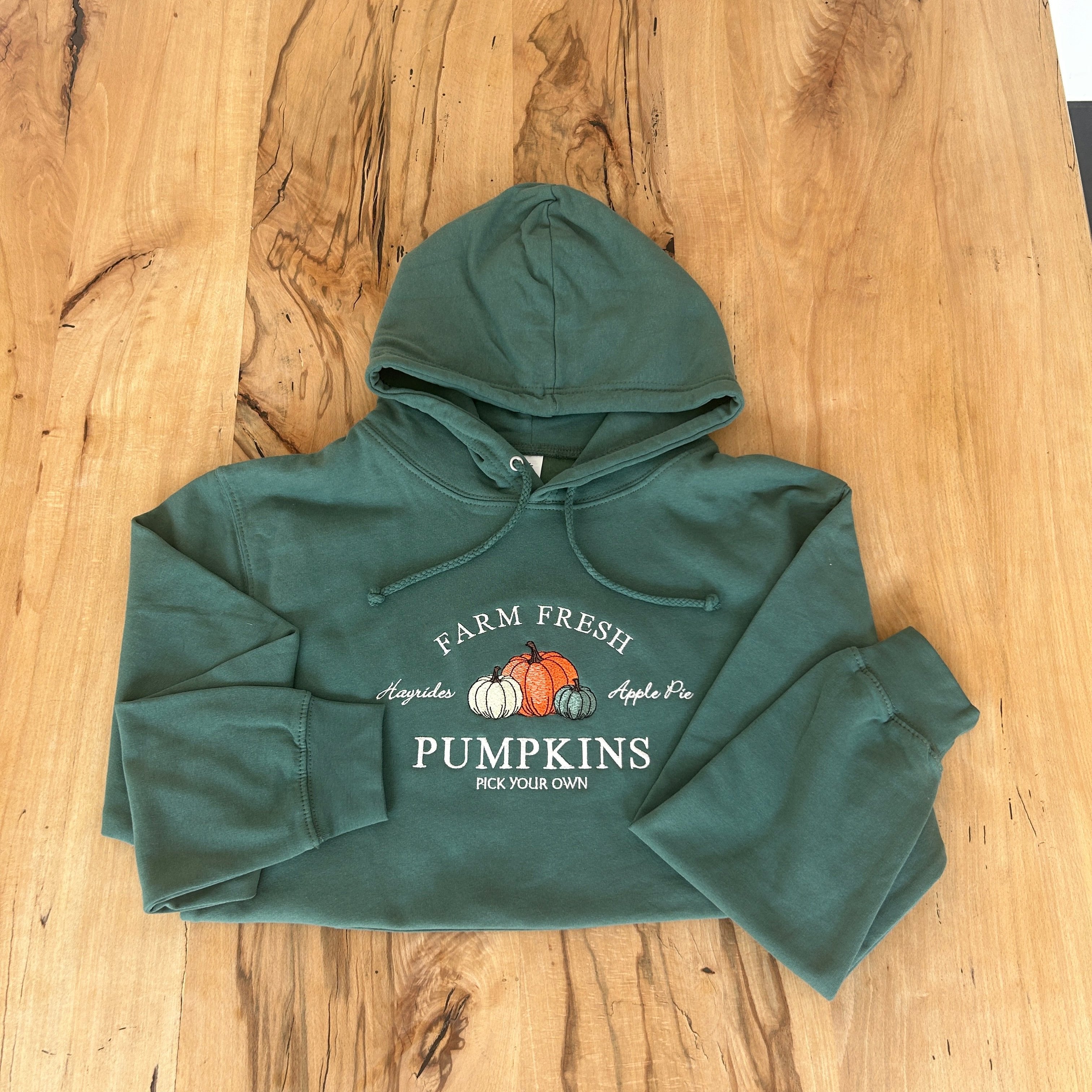 Gemütlicher Herbstpullover mit Kürbismotiv und "Farm Fresh Pumpkins" Stickerei, Landhausstil, Herbstmode, bestickt