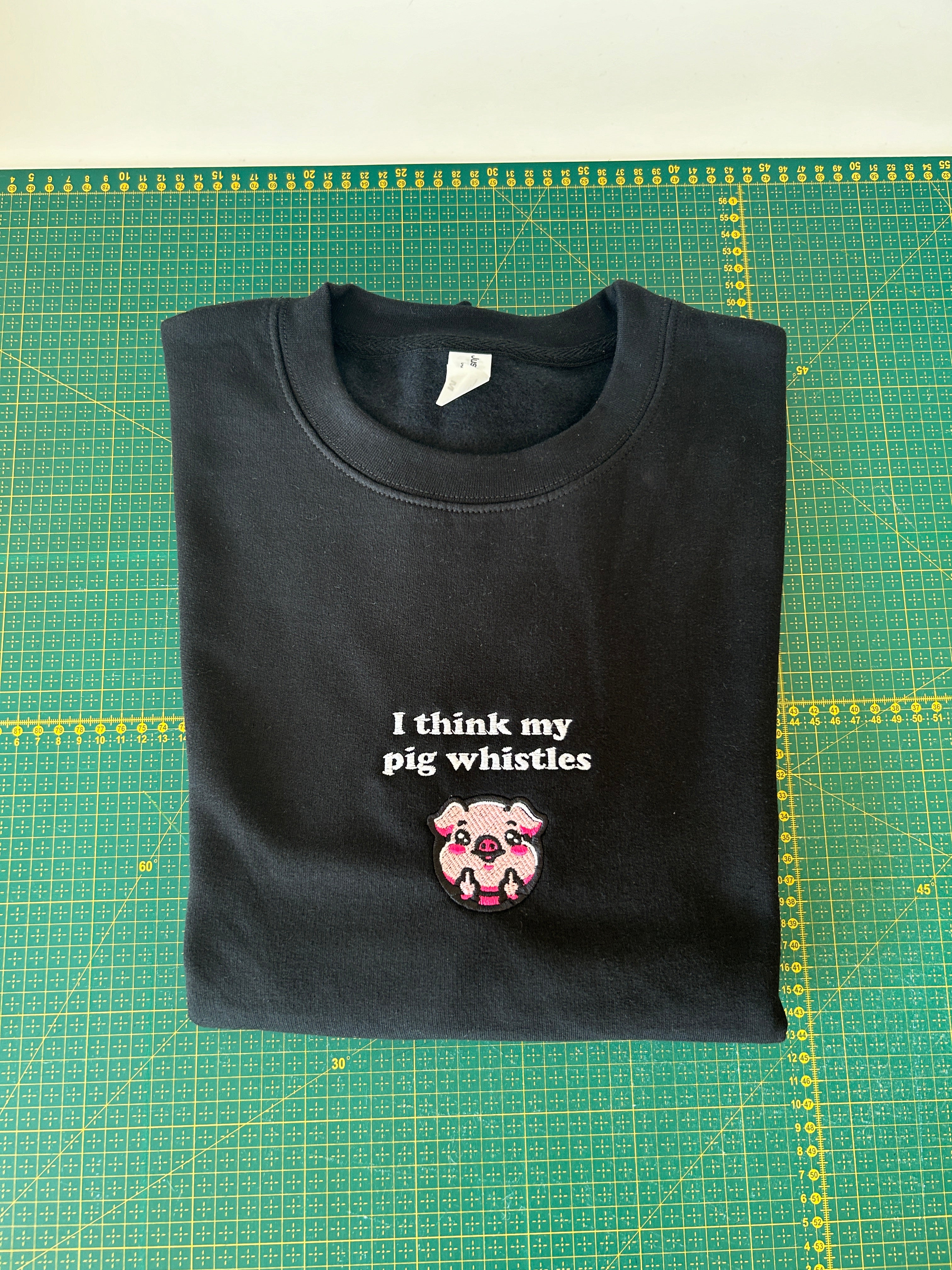 Lustiges Denglisch Sweater – Ich glaub mein Schwein pfeift, i think my pig whistles, bestickt mit Schwein