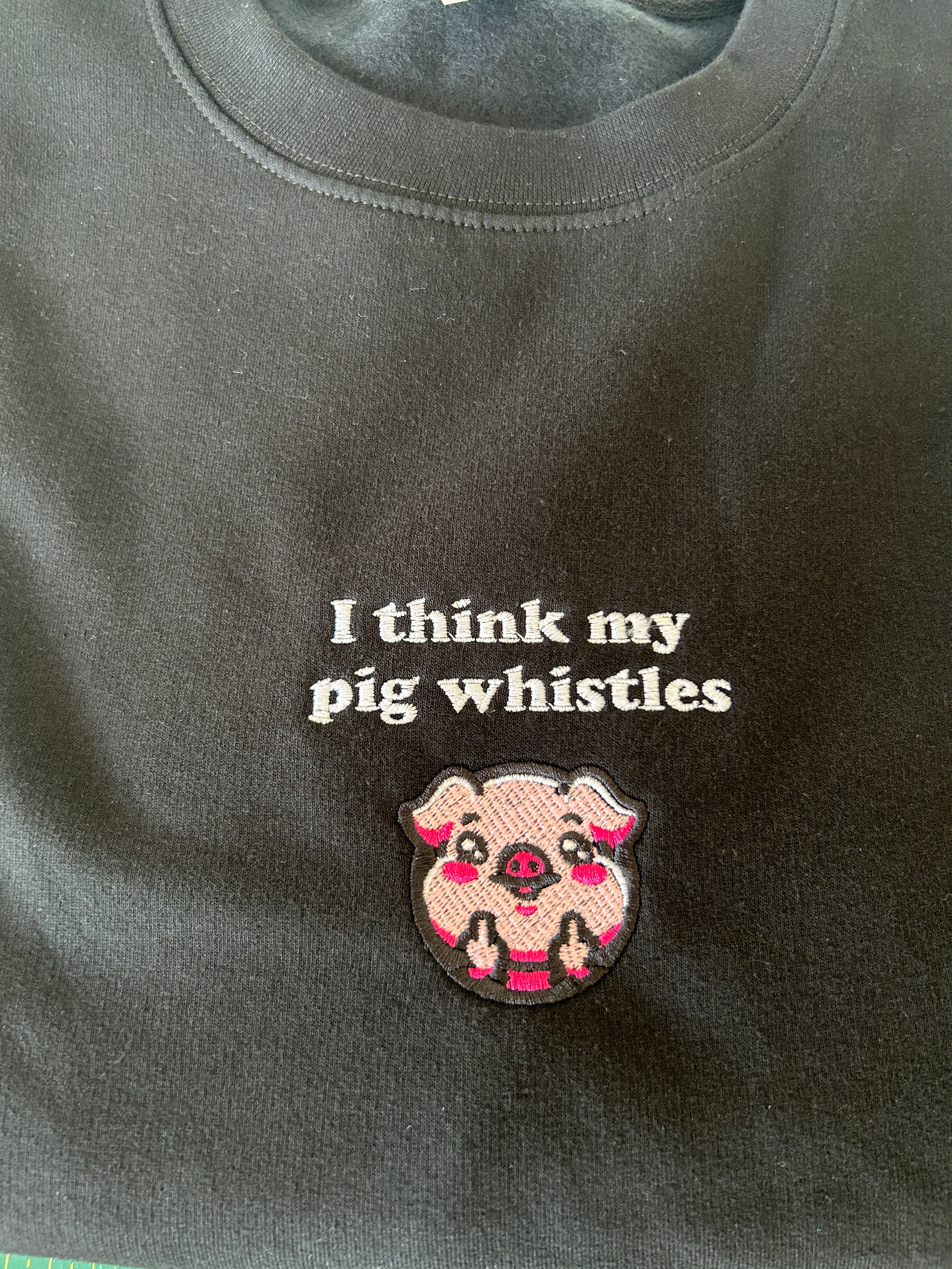 Lustiges Denglisch Sweater – Ich glaub mein Schwein pfeift, i think my pig whistles, bestickt mit Schwein