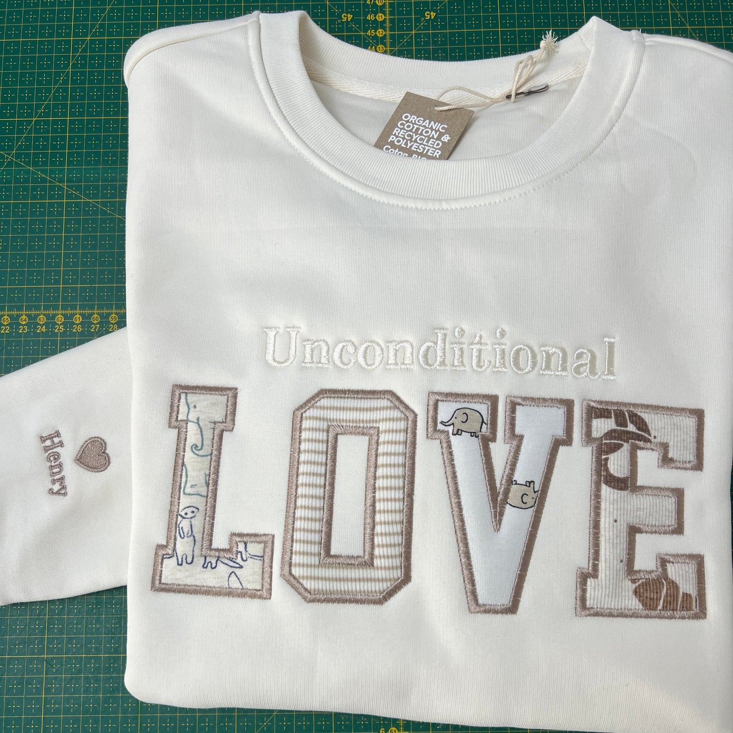 Individueller Erinnerungspullover – Bestickt mit der Kleidung eines geliebten Menschen