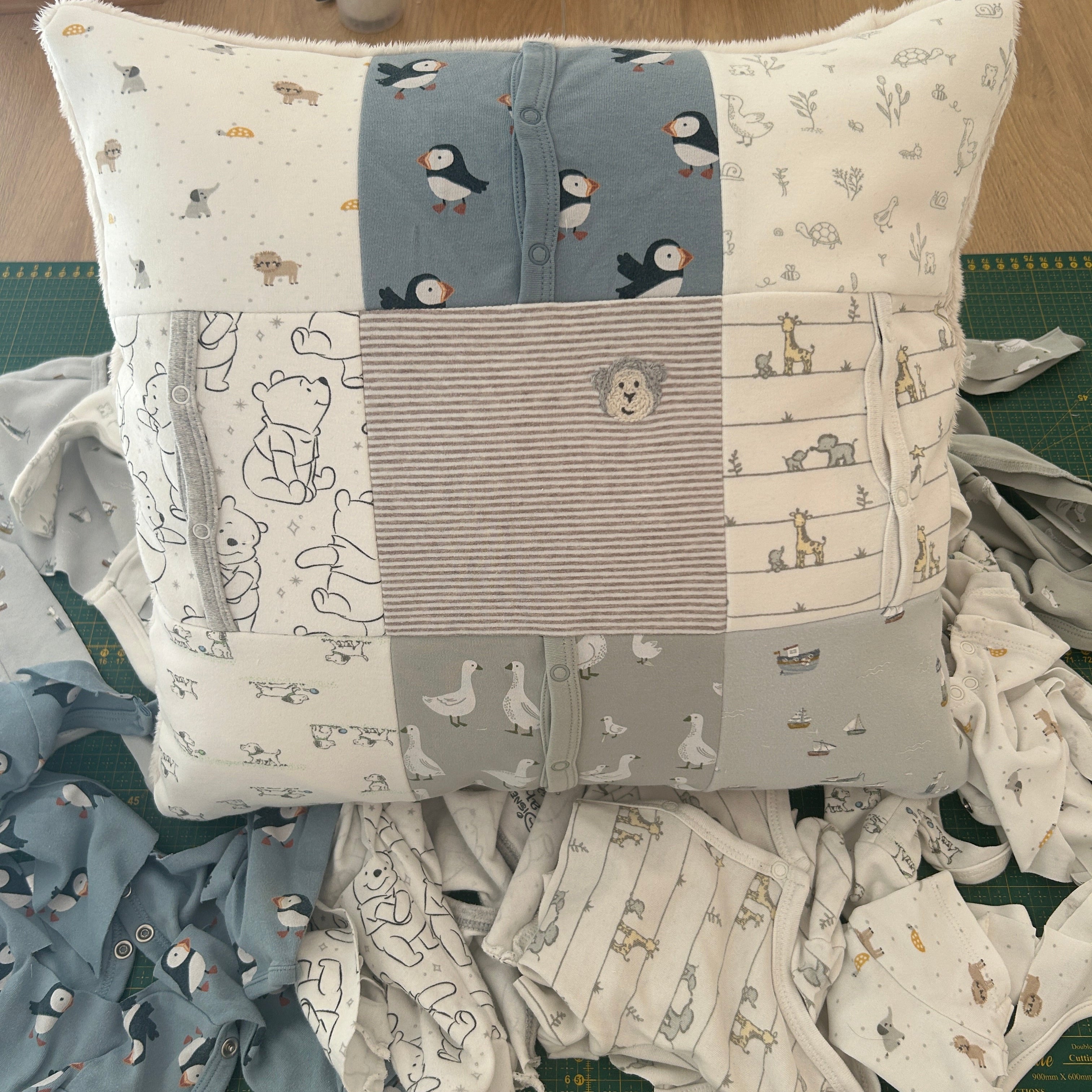 Patchwork-Erinnerungskissen aus Babykleidung - Größe 40x40 cm
