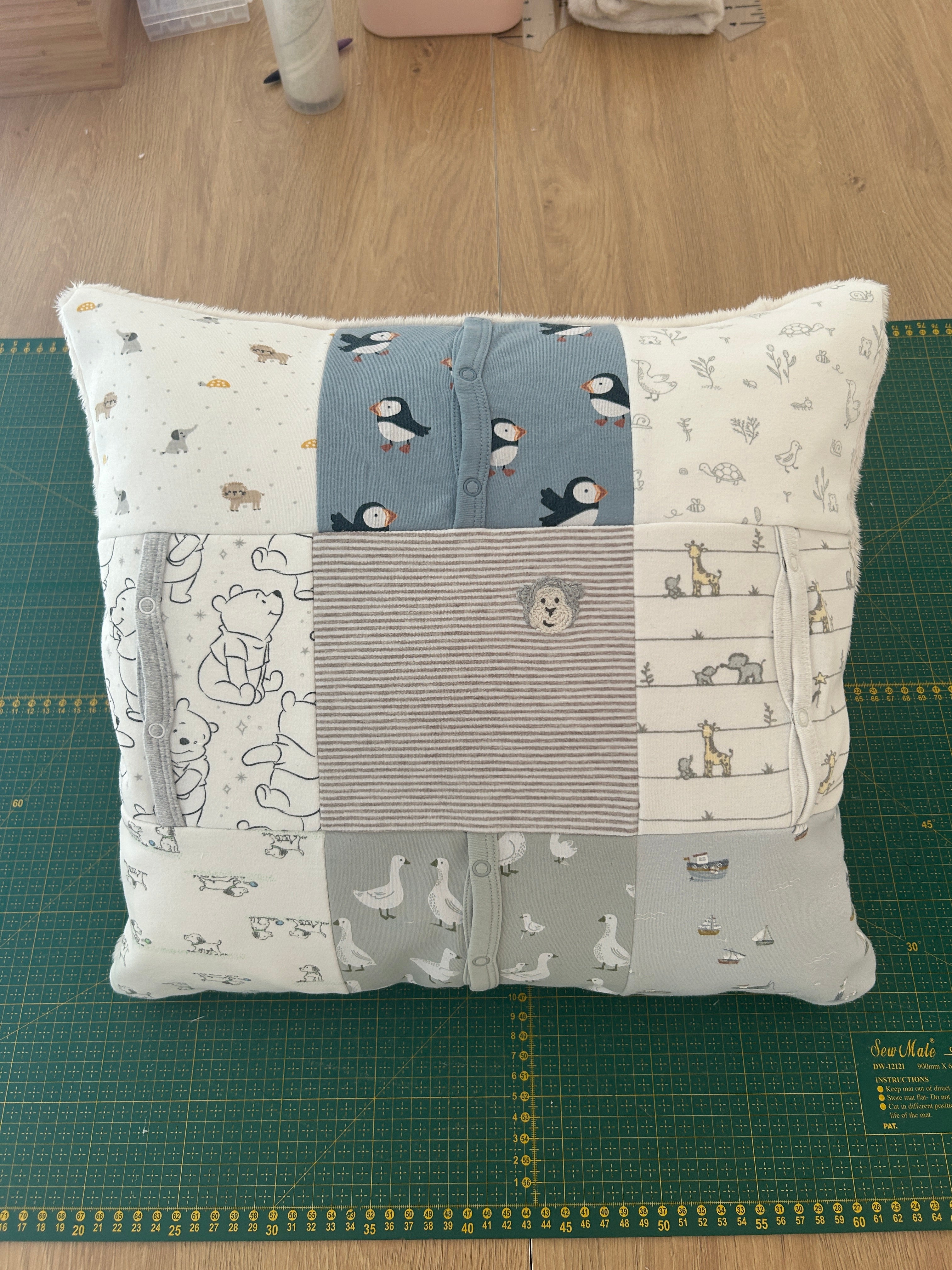 Patchwork-Erinnerungskissen aus Babykleidung - Größe 40x40 cm