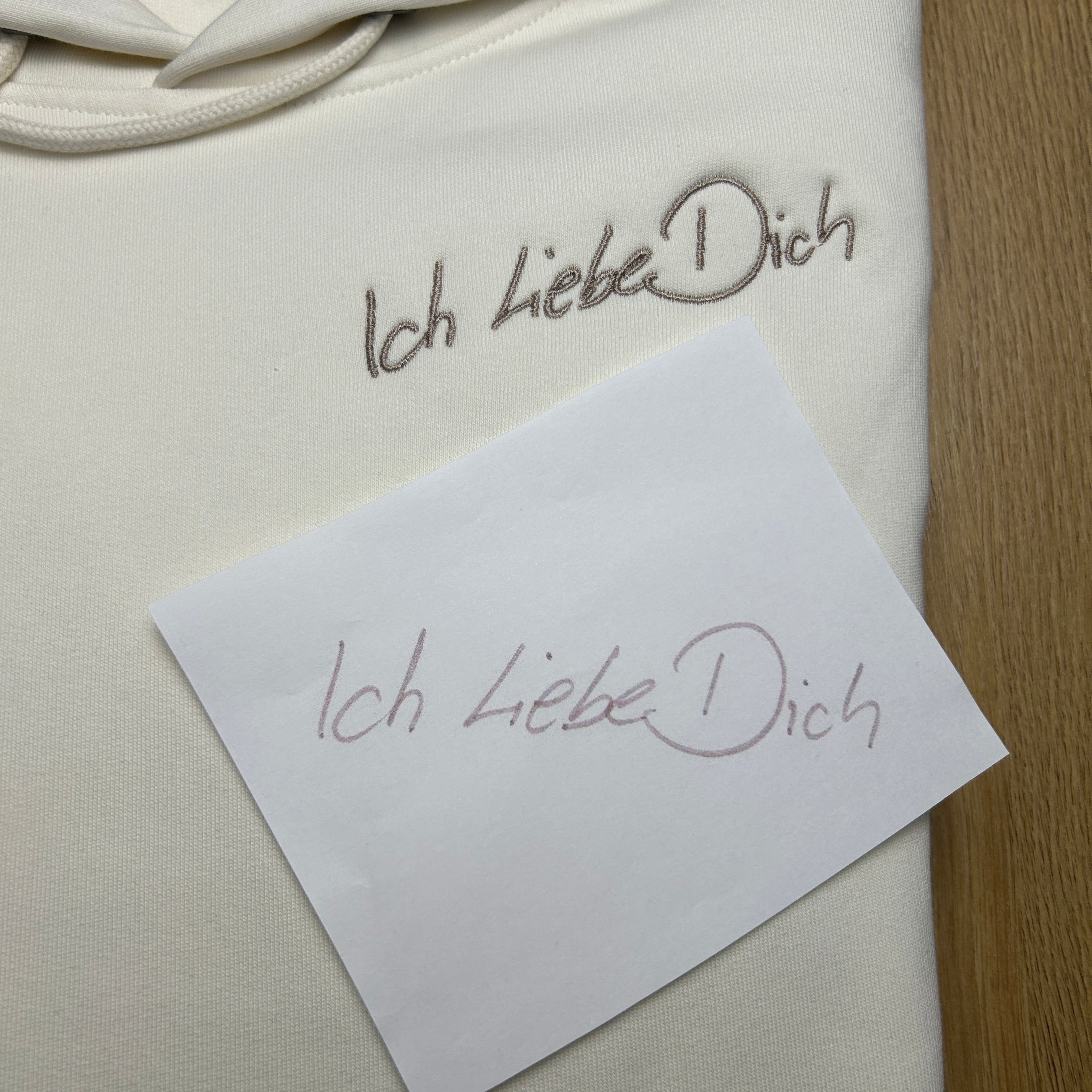 Individueller Pullover - bestickt mit einem geschriebenen Wort oder einer Botschaft