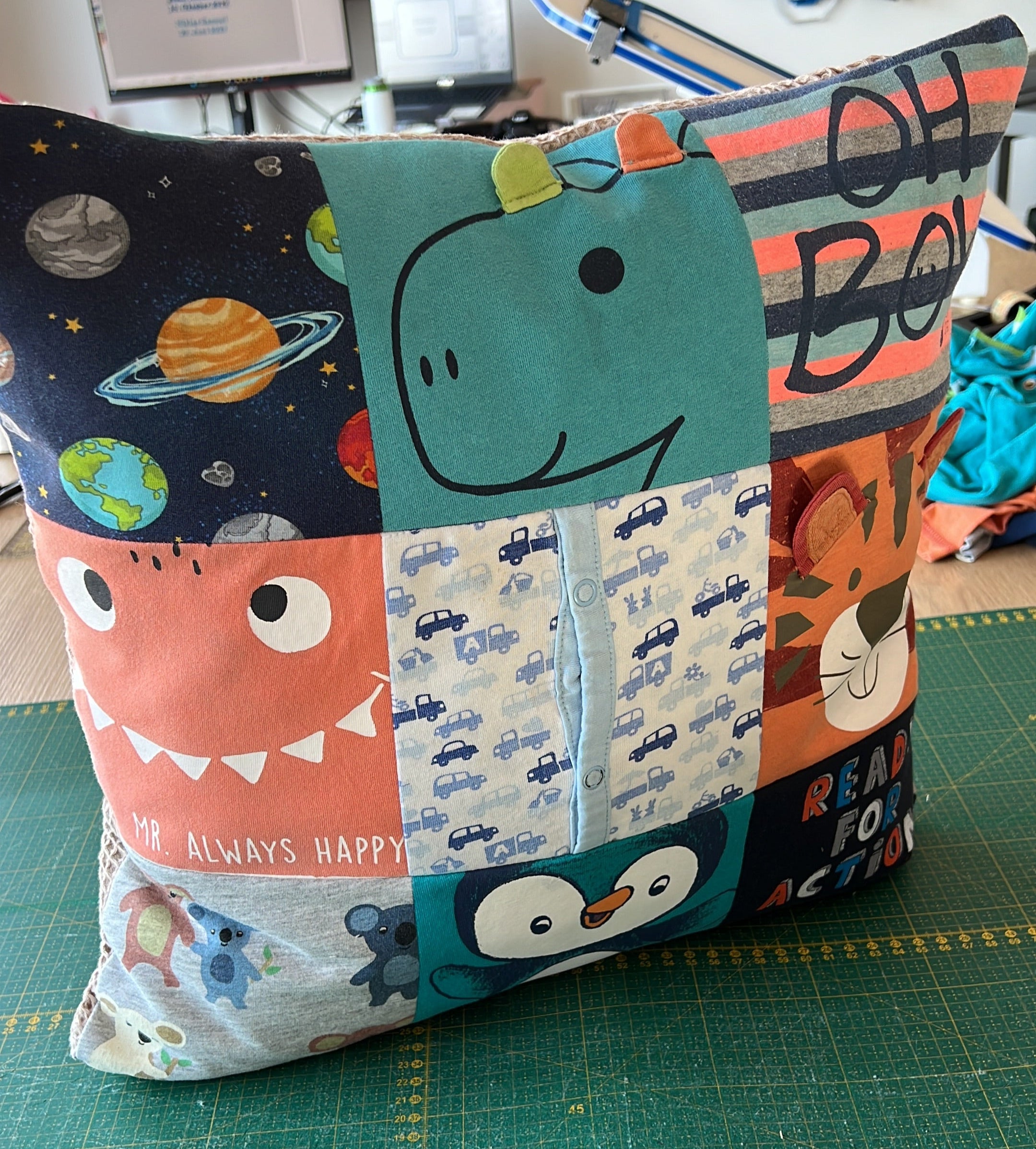 Patchwork-Erinnerungskissen aus Babykleidung - Größe 40x40 cm
