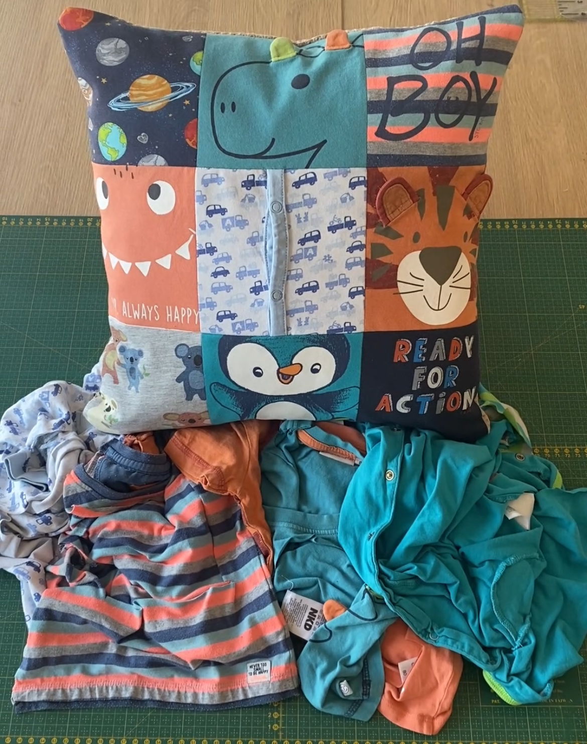 Patchwork-Erinnerungskissen aus Babykleidung - Größe 40x40 cm