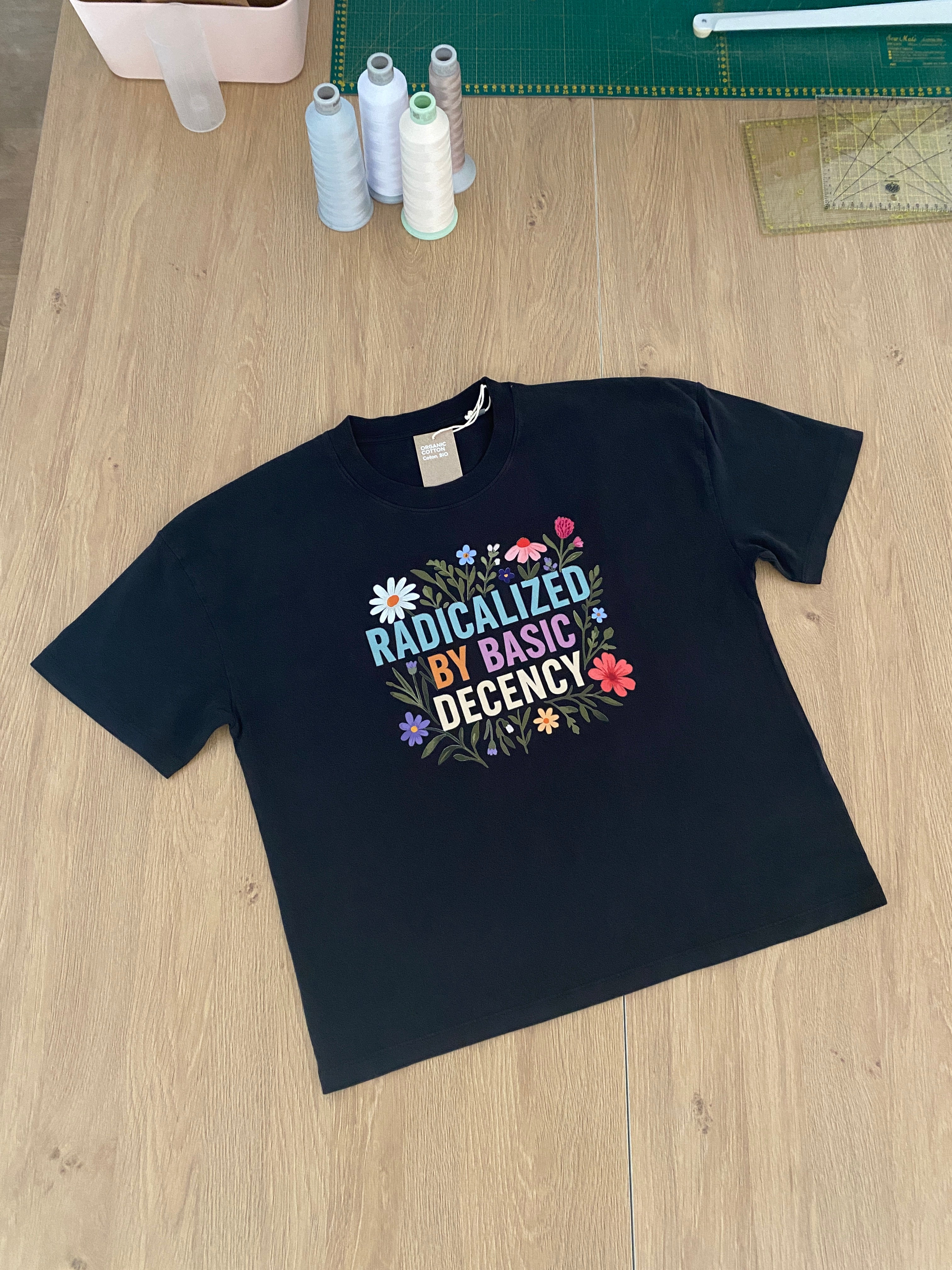 Radicalized by Basic Decency – T-Shirt aus Bio-Baumwolle