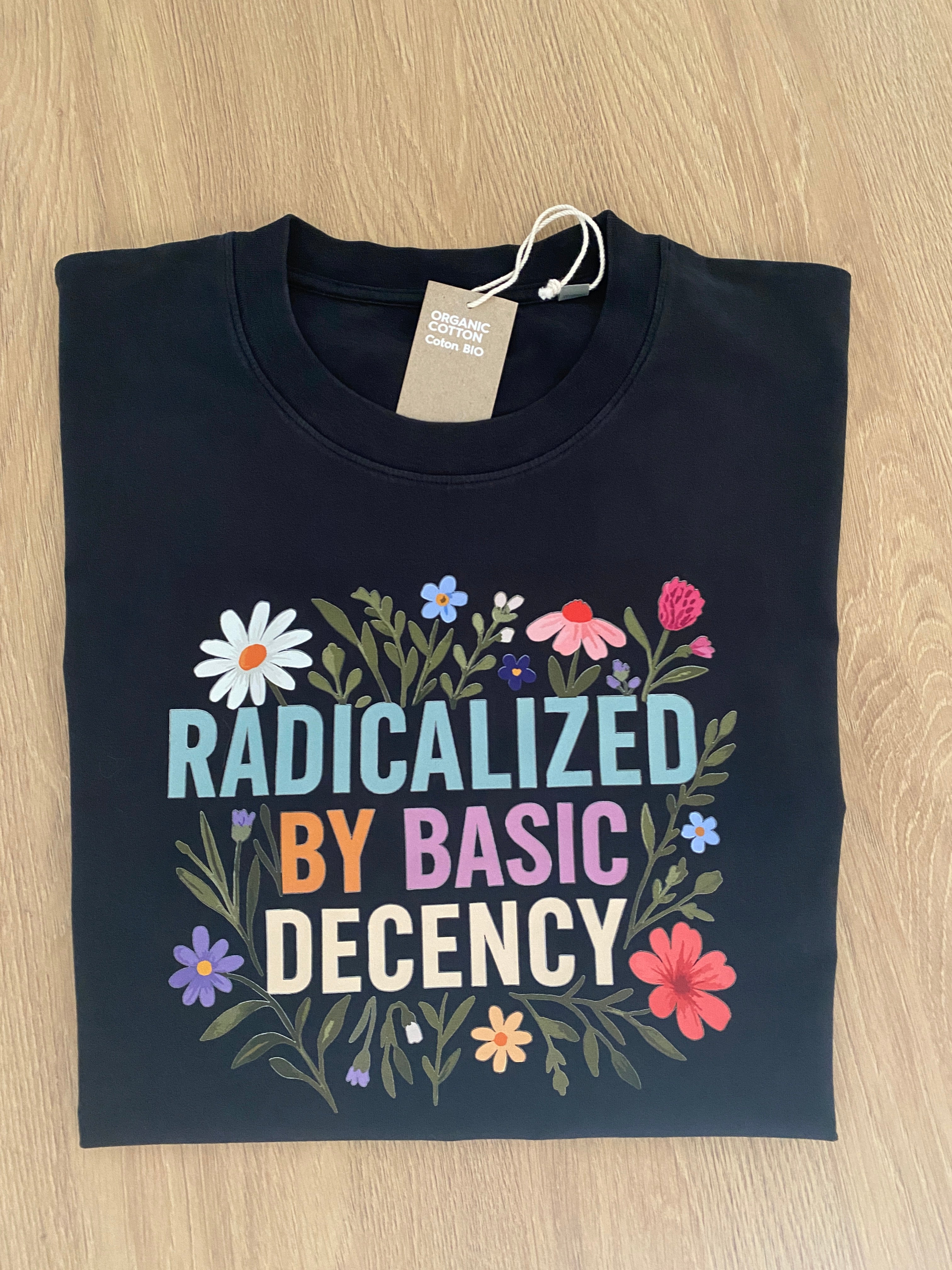 Radicalized by Basic Decency – T-Shirt aus Bio-Baumwolle