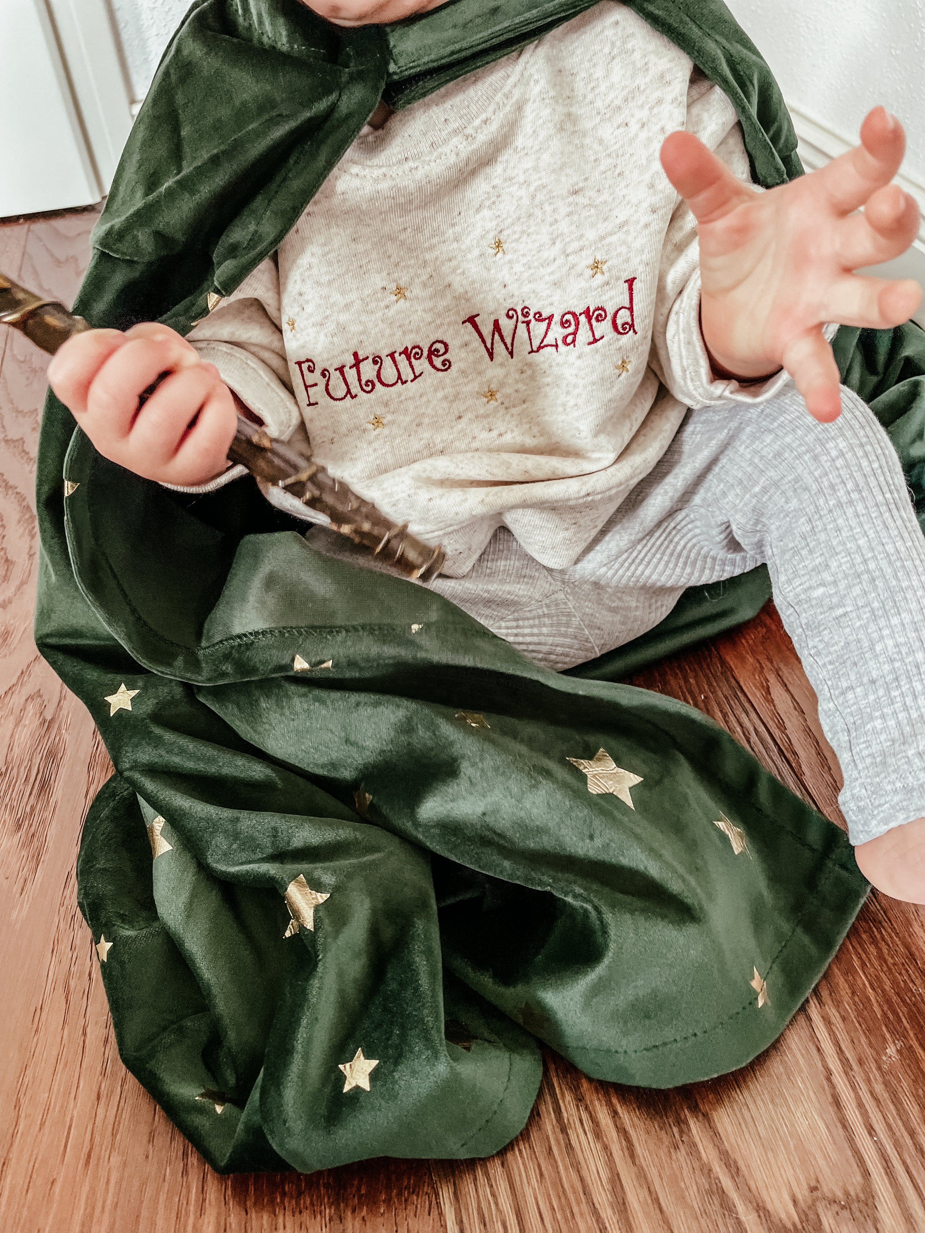 Eltern-Kind Pullover Bundle – "Little Wizard" Babypullover in heather grey & "I Solemnly Swear" Pullover für Erwachsene in mokka braun