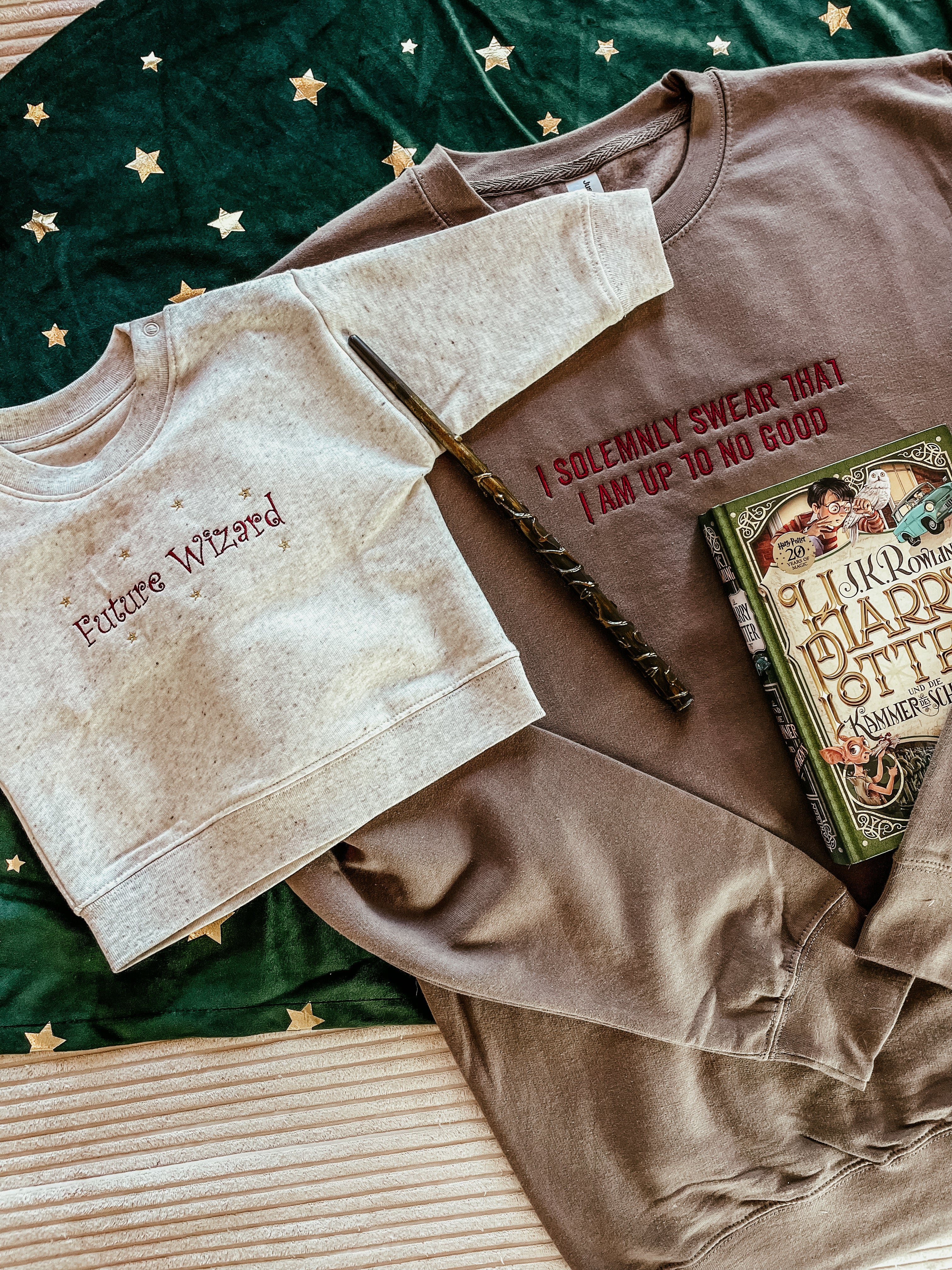 Eltern-Kind Pullover Bundle – "Little Wizard" Babypullover in heather grey & "I Solemnly Swear" Pullover für Erwachsene in mokka braun