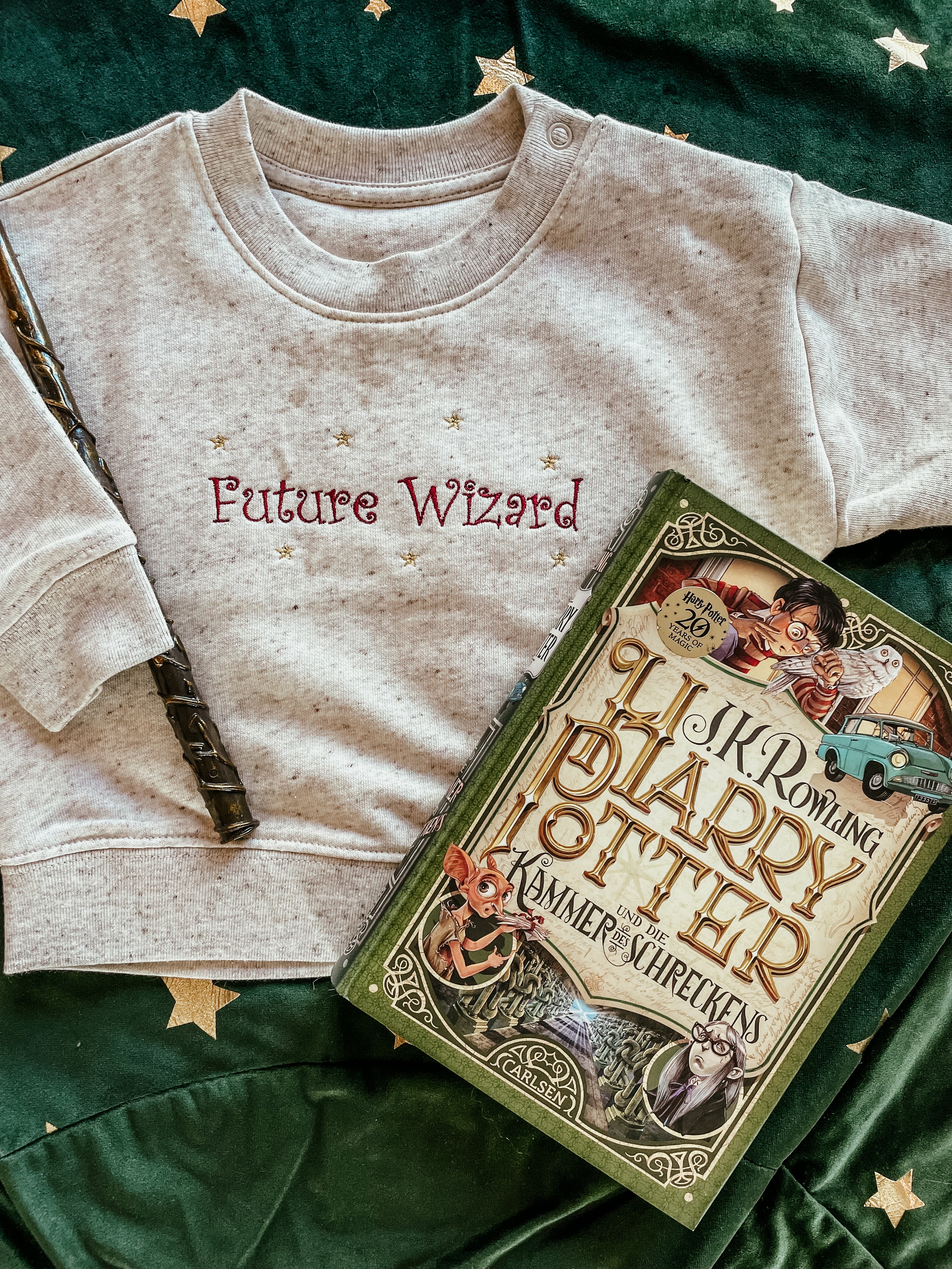 Eltern-Kind Pullover Bundle – "Little Wizard" Babypullover in heather grey & "I Solemnly Swear" Pullover für Erwachsene in mokka braun