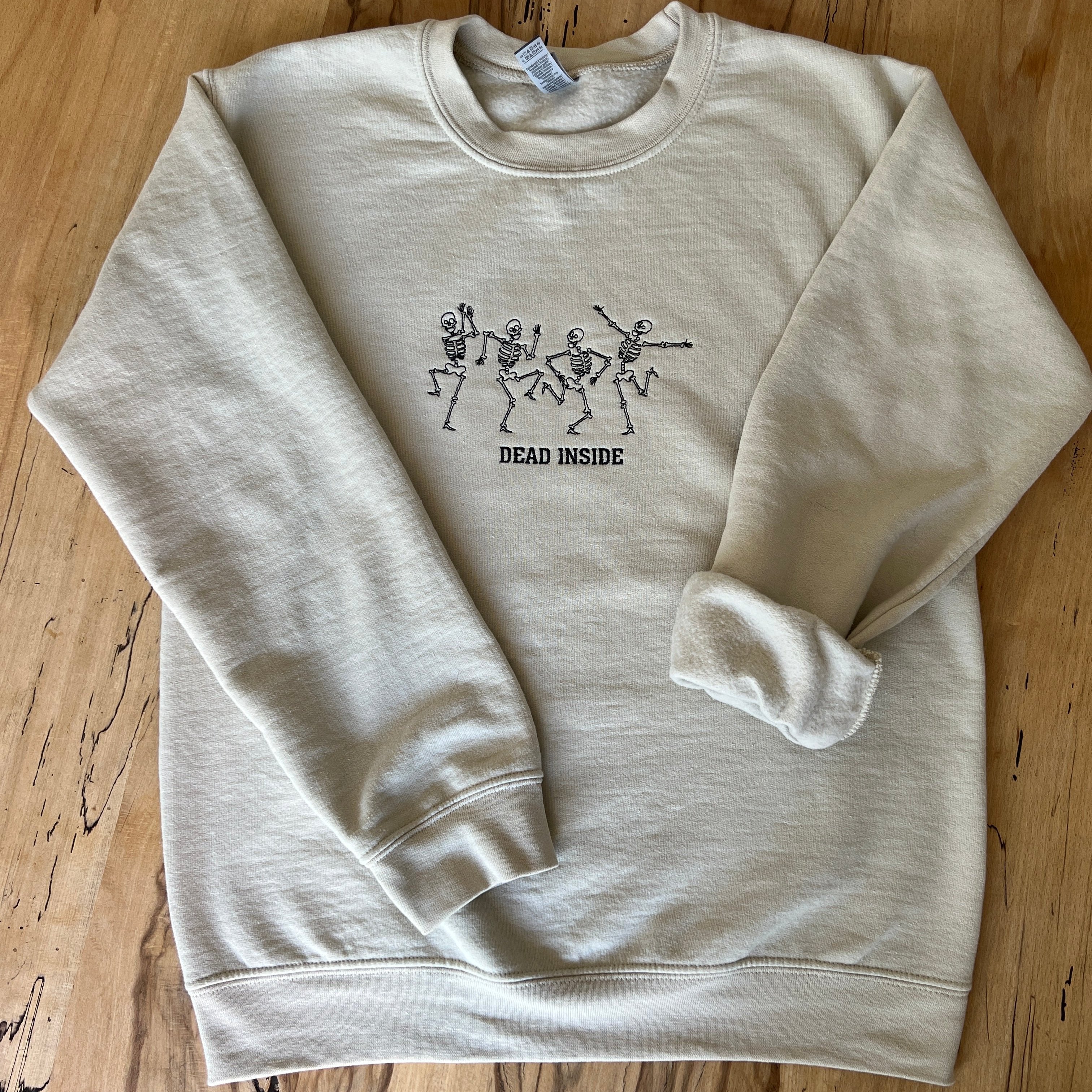 Halloween Pullover mit gestickten Skeletten und Spruch 'Dead Inside' – Gruseliger  Style für Halloween