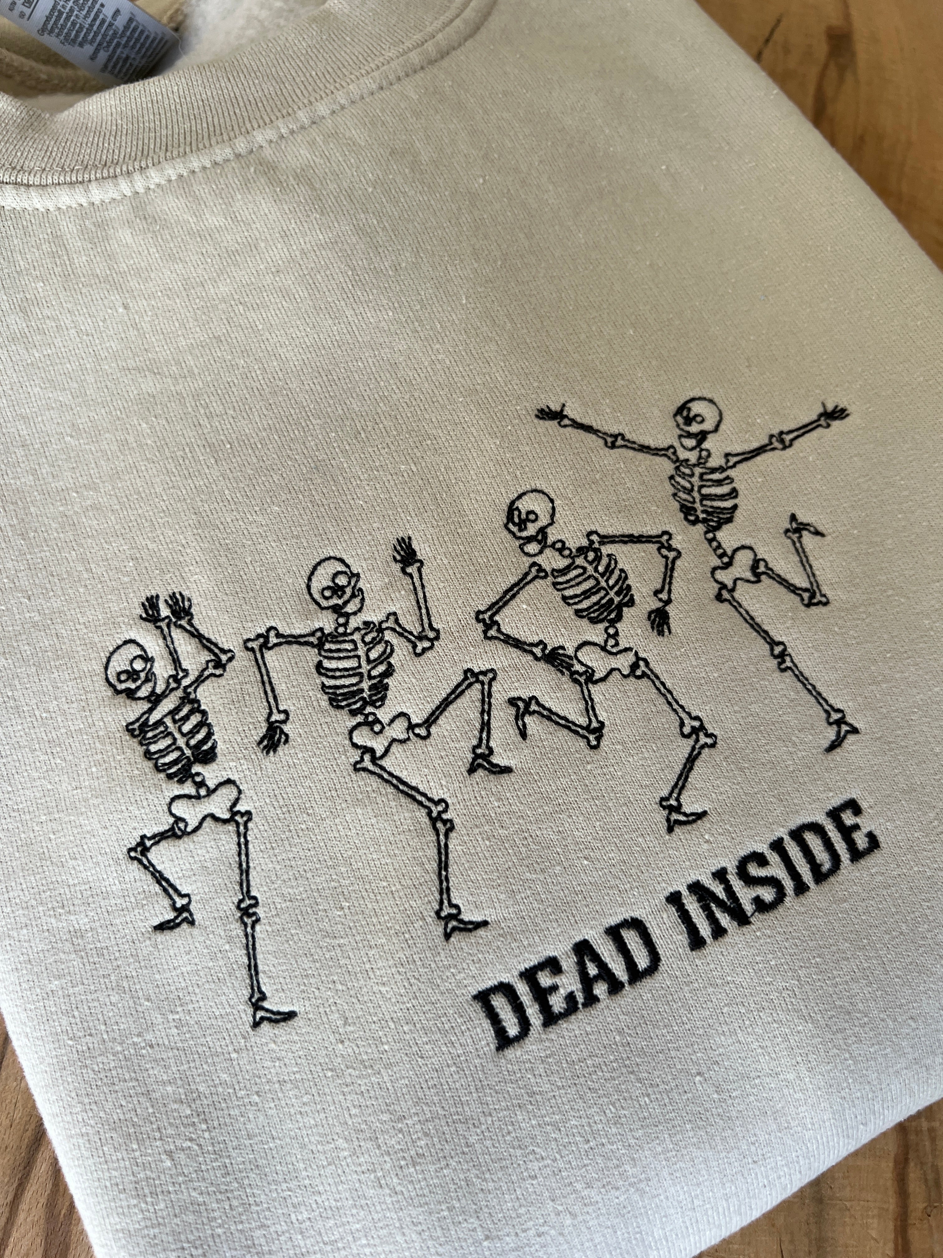 Halloween Pullover mit gestickten Skeletten und Spruch 'Dead Inside' – Gruseliger  Style für Halloween