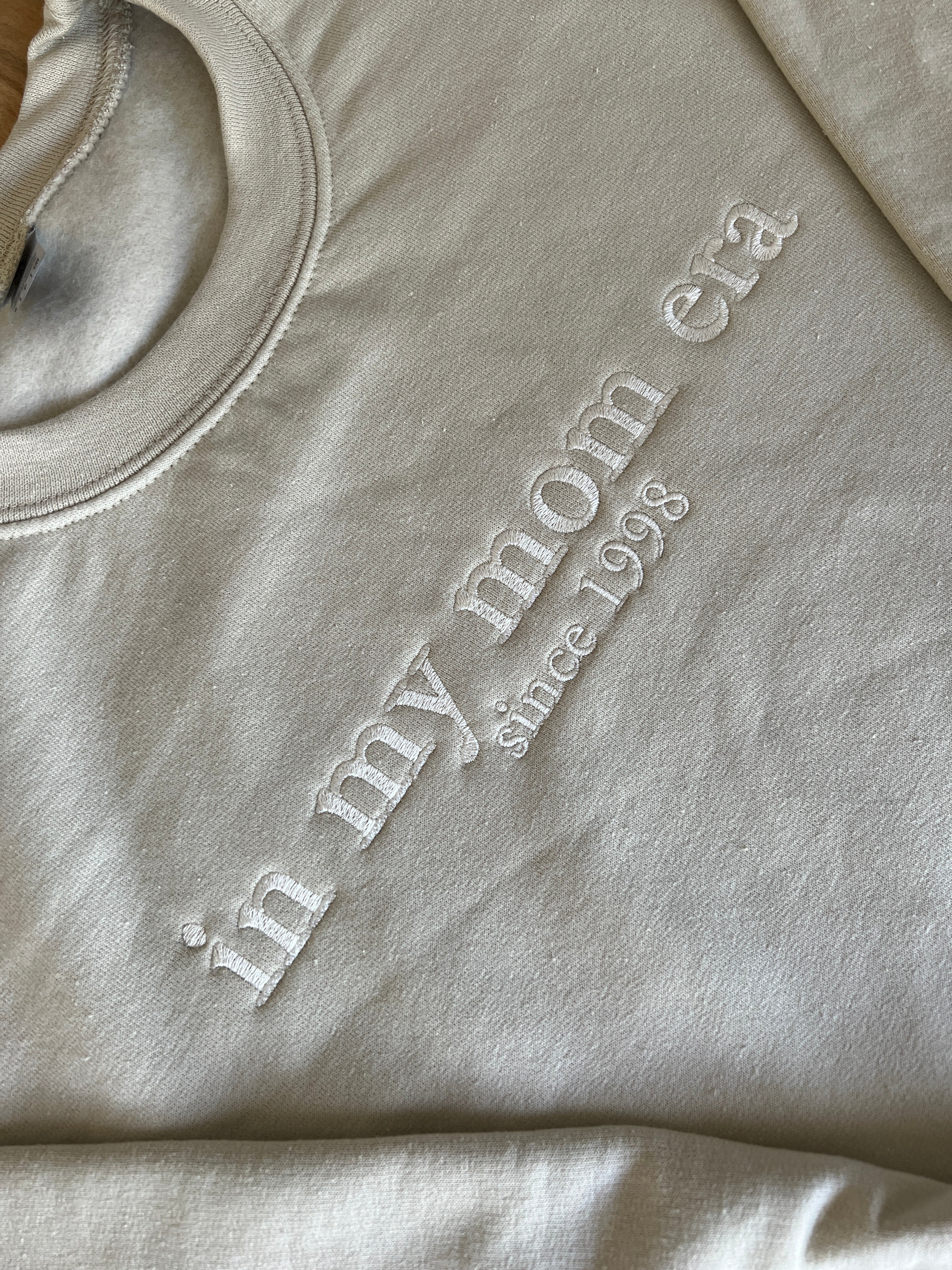 In My Mom Era Pullover – Bequemer Mama Sweatshirt für den Alltag – Ideal für Mütter, Taylor Swift, Songtexte