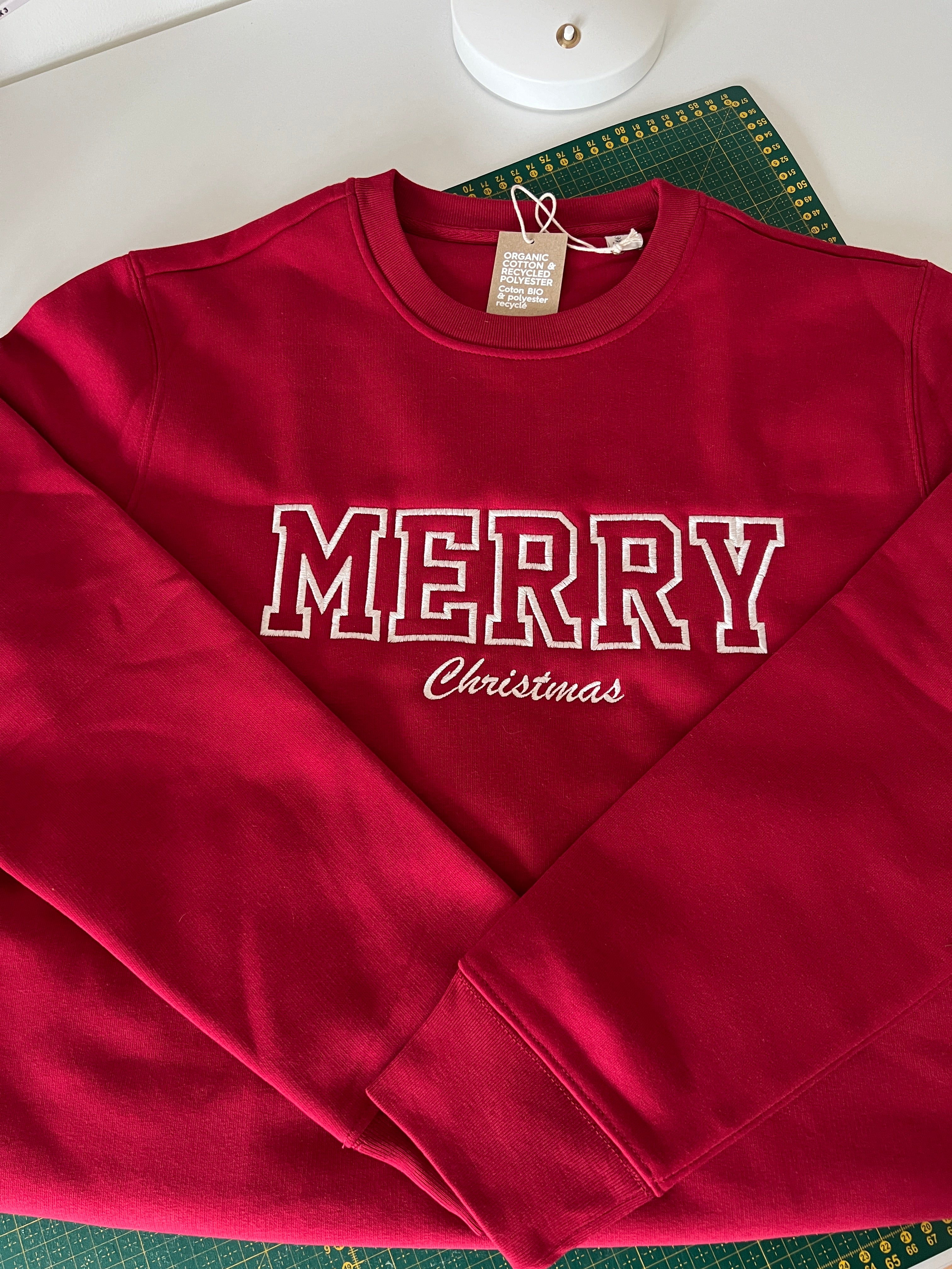 Roter Weihnachtspullover mit "Merry Christmas" – Cozy Christmas Sweater, Festlicher Pullover für Damen