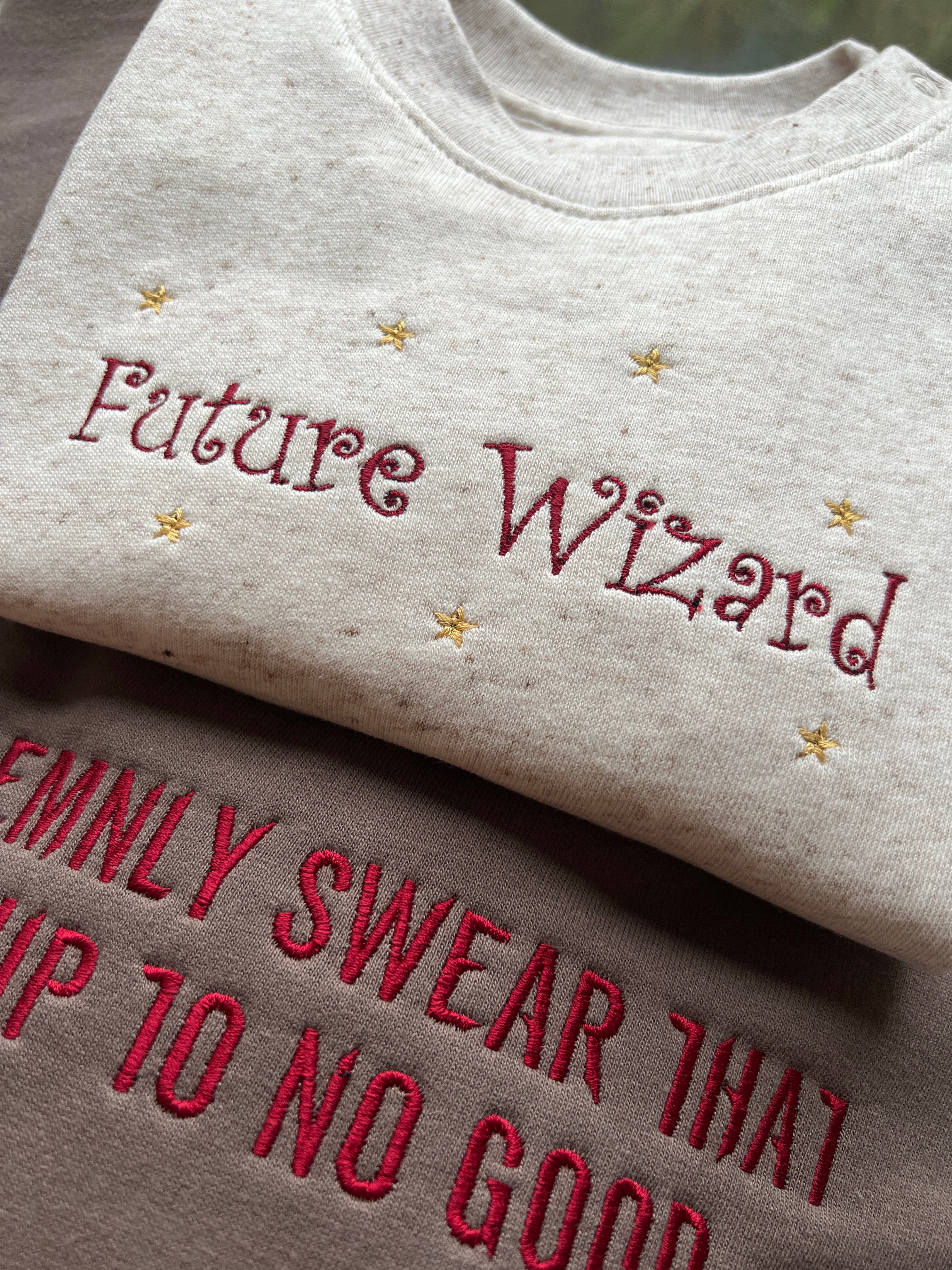 Eltern-Kind Pullover Bundle – "Little Wizard" Babypullover in heather grey & "I Solemnly Swear" Pullover für Erwachsene in mokka braun