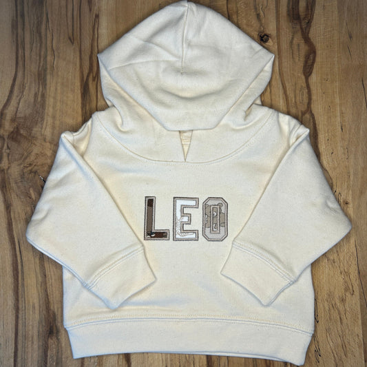 Individueller Erinnerungs-Kinderpullover – Bestickt mit Kleidung geliebter Menschen